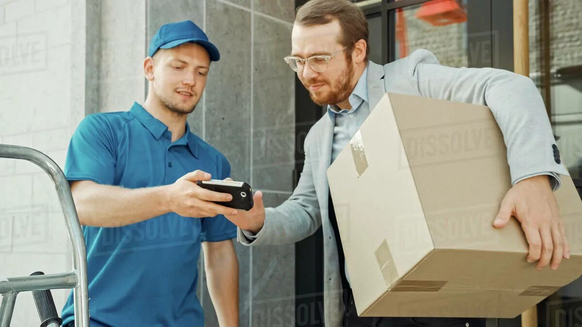 Парень с ящиком. Delivery man. Курьер с коробкой. Try delivery. Доставка курьером.