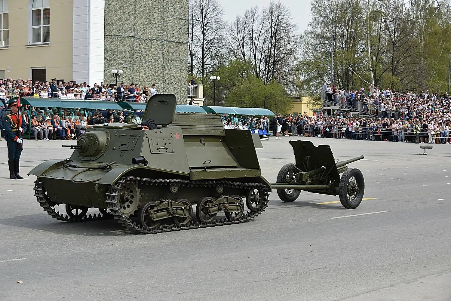 9 мая в пышме 2025. Парад в верхней пышме. парад верхняя пышма 2013. парад в верхней пышме 9 мая 2025 года. кв 1 на параде победы в пышме.