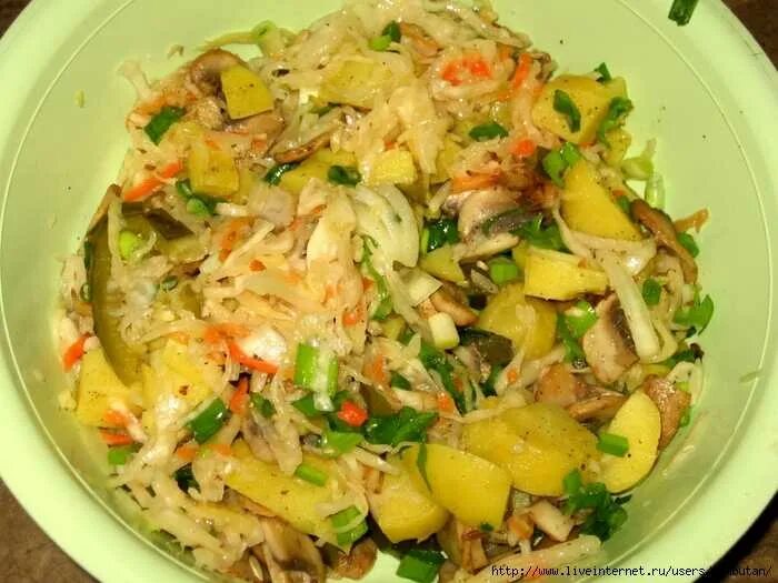 Минский рецепт. Салат минский с квашеной капустой и грибами. салат с квашеной капустой и картошкой. салат минский с квашеной. салат минский белорусский.