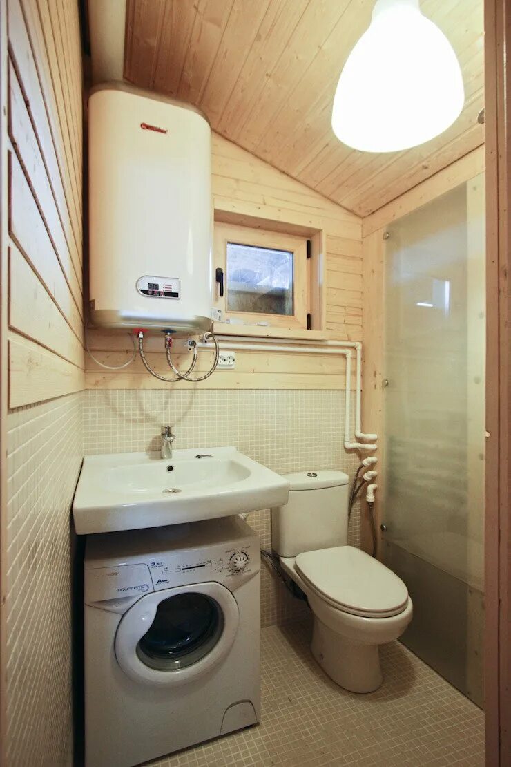 Пристройка душа и туалета к дачному дому. Ванная комната на даче. Санузел в дачном домике. Небольшая ванная в доме на даче. Душевая и туалет в деревянном доме.