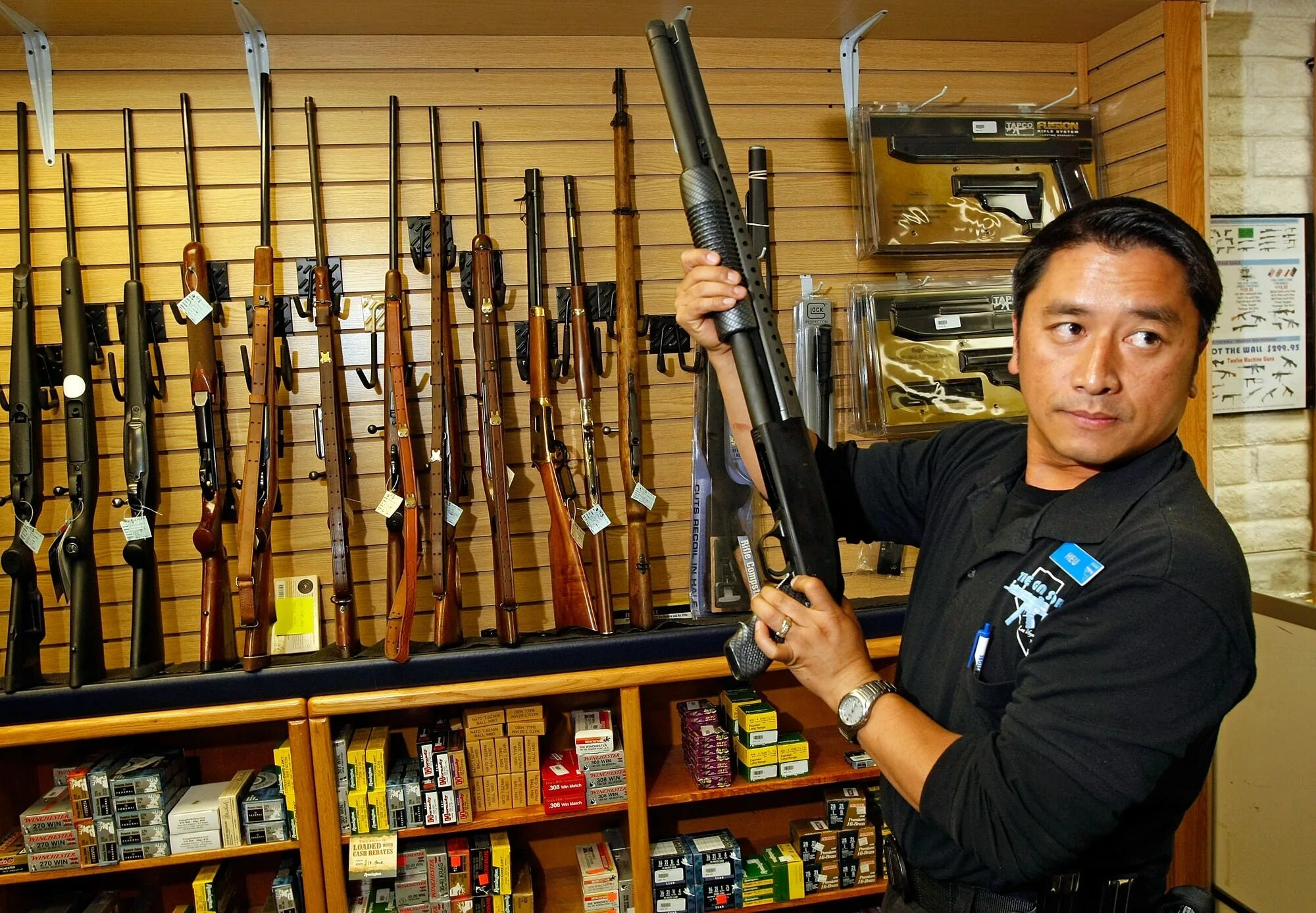 Оружейный магазин в Америке. Магазин оружия в США. Американские оружейные магазины. Человек с огнестрельным оружием. Japan gun