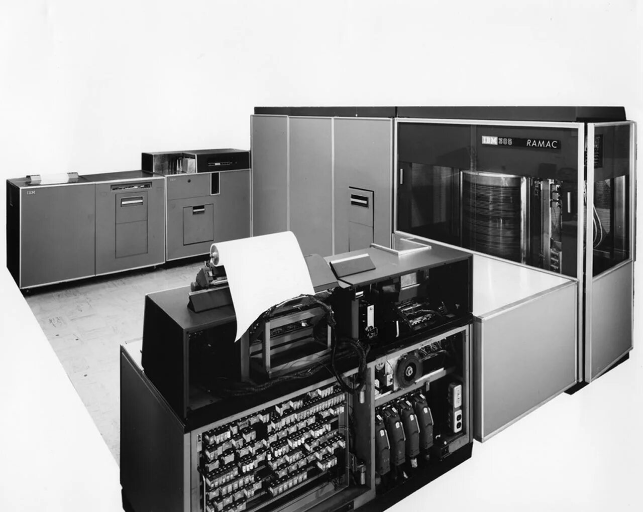 IBM 305 Ramac. Жёсткий диск IBM 305 Ramac 1956. HDD Ramac 305. Первый жёсткий диск Ramac 305. Создание ibm