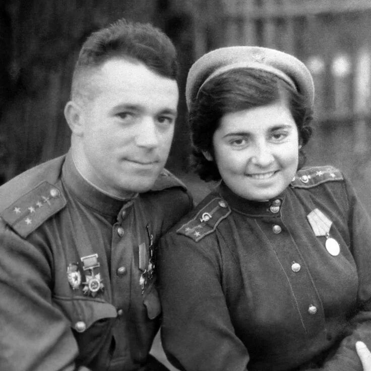 Она молодая она боевая. Девушка провожает парня на войну. Красивые девушки с оружием. Девушки в ополчении днр. Девушка провожает парня на войну.