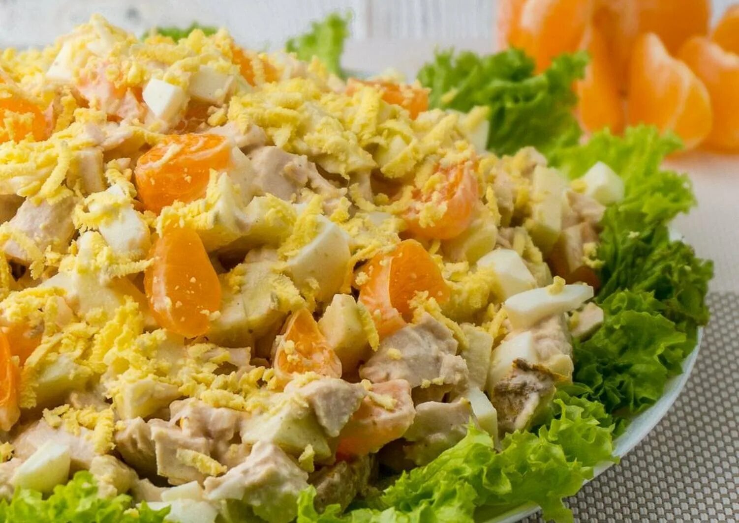 салат. салат с мандаринами и курицей. летние салаты на день рождения. праздничные салаты. салат ташир ветчина грибы.