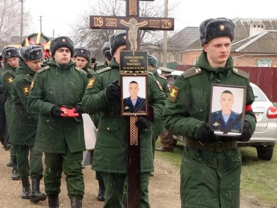 Похороны солдат РФ погибших на Украине. Солдаты РФ В Украине похороны. Похороны с Украины военнослужащих.