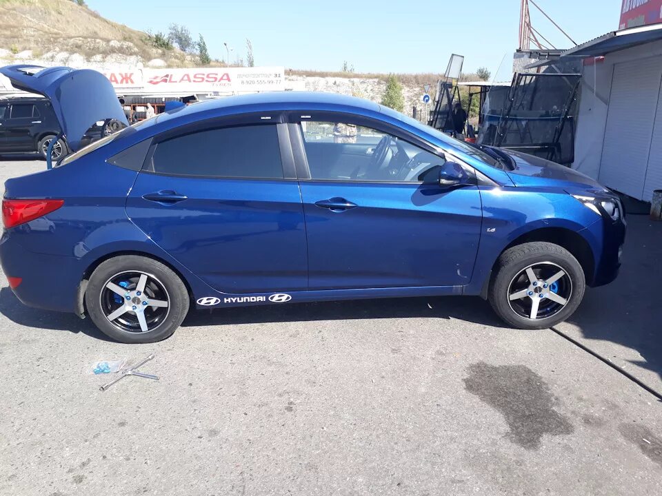 Лучшие диски на солярис. Синий солярис r17. синий солярис 2 на дисках. hyundai solaris синяя 2025 на r 17 дисках. диски et30 на солярис.