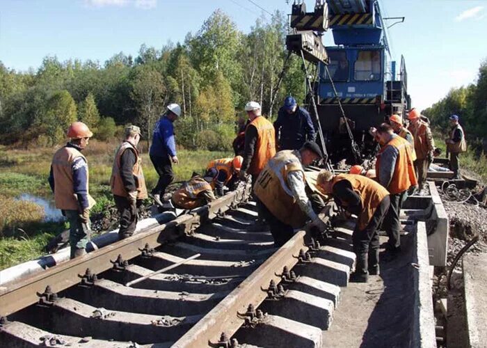 Ремонт жд дорог. Реконструкция железной дороги. Реконструкция железнодорожного пути. Железнодорожное строительство. Прокладывание железнодорожных путей.