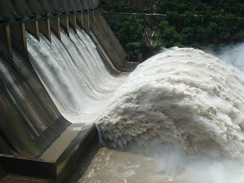 Падающая вода с плотины