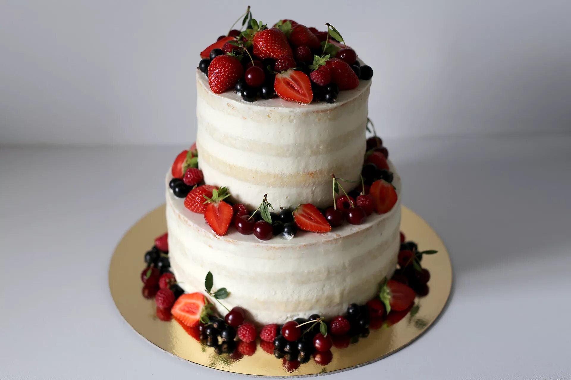 двухъярусный торт. оформление двухъярусного торта. свадебный торт с ягодами двухъярусный. украшение двухъярусного торта. свадебный торт двухъярусный.