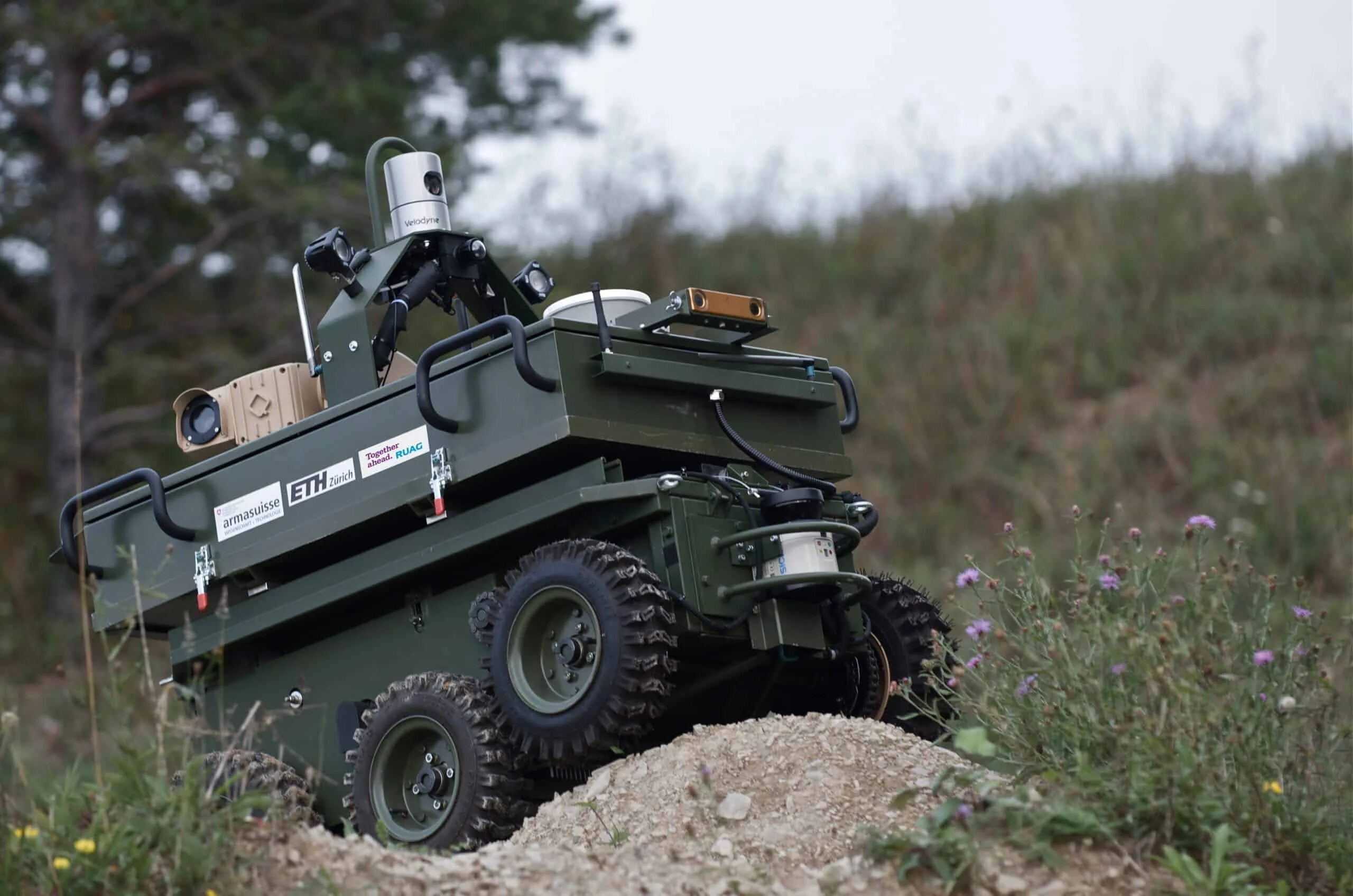 Unmanned ground vehicle UGV. Military UGV. Колесные роботы военные. Беспилотные боевые машины.