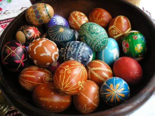 Почему красят яйца на пасху история православие. Крашеные яйца. Традиция окрашивания яиц. Традиция окрашивания яиц на Пасху. Крашеные яйца на Пасху.