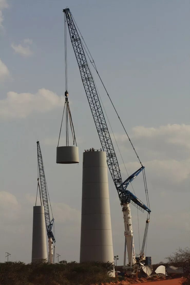 Громадный кран. Zoomlion zacb01 автокран. Либхер кран 11200 тонн. Самый большой башенный кран в мире. Кран Либхер самый большой в мире.