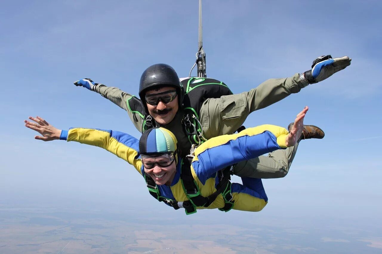 прыгнуть с парашютом в спб. парашютисты в воздухе. самостоятельный прыжок с парашютом. прыжок с парашютом. самостоятельный прыжок с парашютом.
