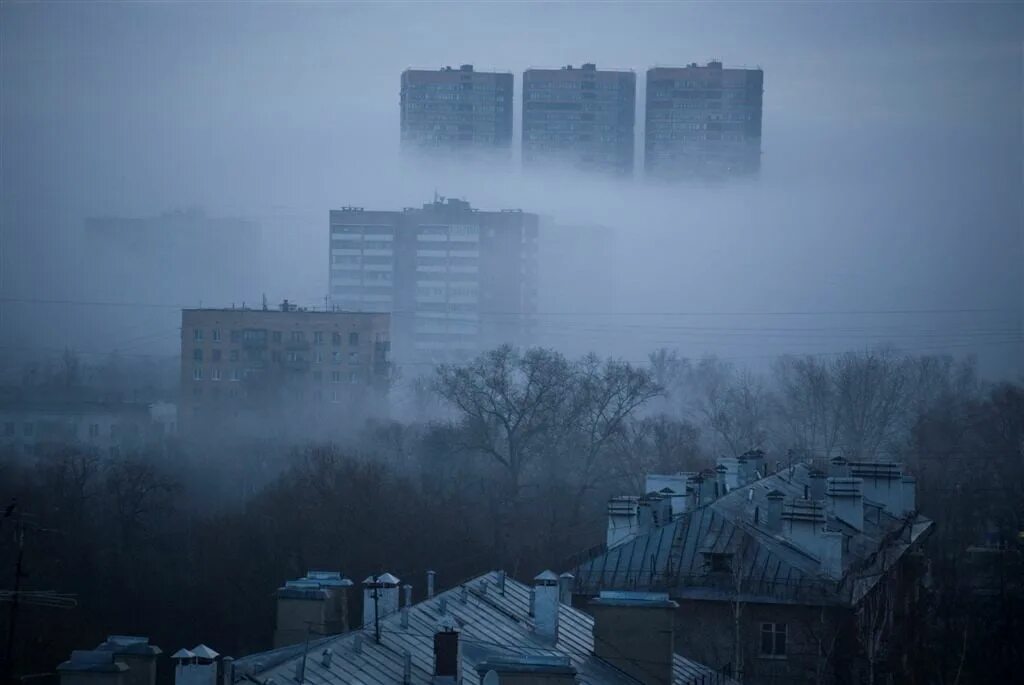 Город тумана 5. Город в тумане. Туманный город. Панельки в тумане. Хрущевки в тумане.