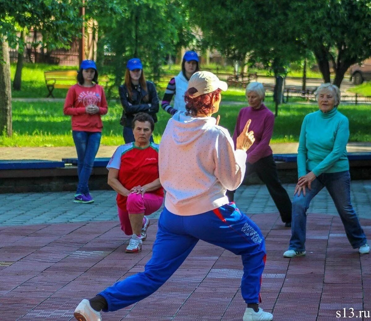 Минут зарядка. Зарядка для пожилых. Утренняя гимнастика пенсионеров. Утренняя зарядка для пенсионерок. Зарядка пенсионеров в парке.