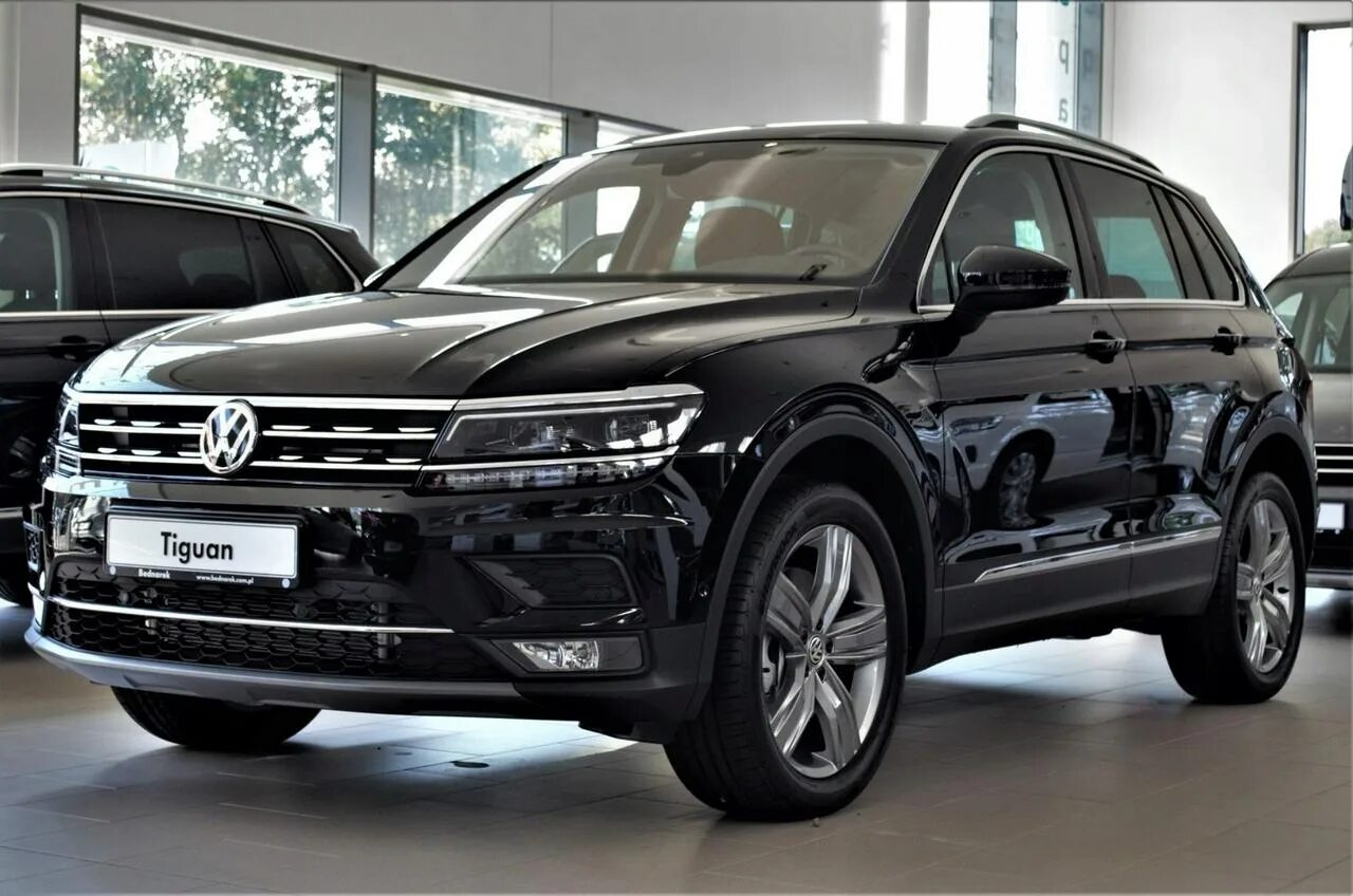 Volkswagen tiguan 2.0 tdi. Tiguan 2 Highline. Фольксваген Тигуан 2022 черный. Фольксваген Тигуан 2021 черный. Highline комплектация Тигуан 2019.