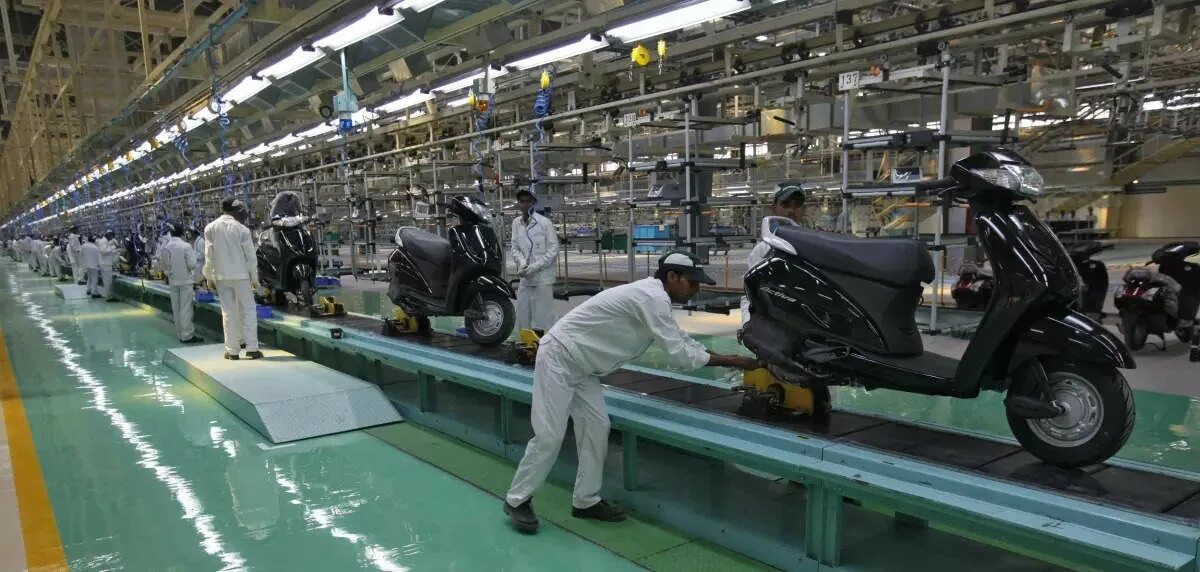 Завод honda. Honda скутер Индия. Завод Хонда Вьетнам. Производство мопедов. Завод по производству мотоциклов.