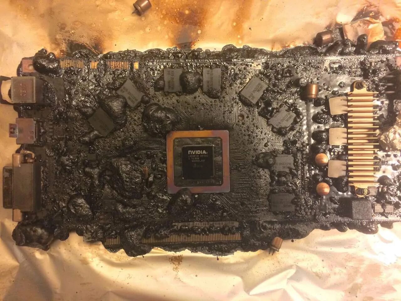 Сгоревший чип. Сгоревшая видеокарта RTX 3060. Сгорела видеокарта 1650. Сгоревшая видео к арта. Сгоревшая материнская плата.