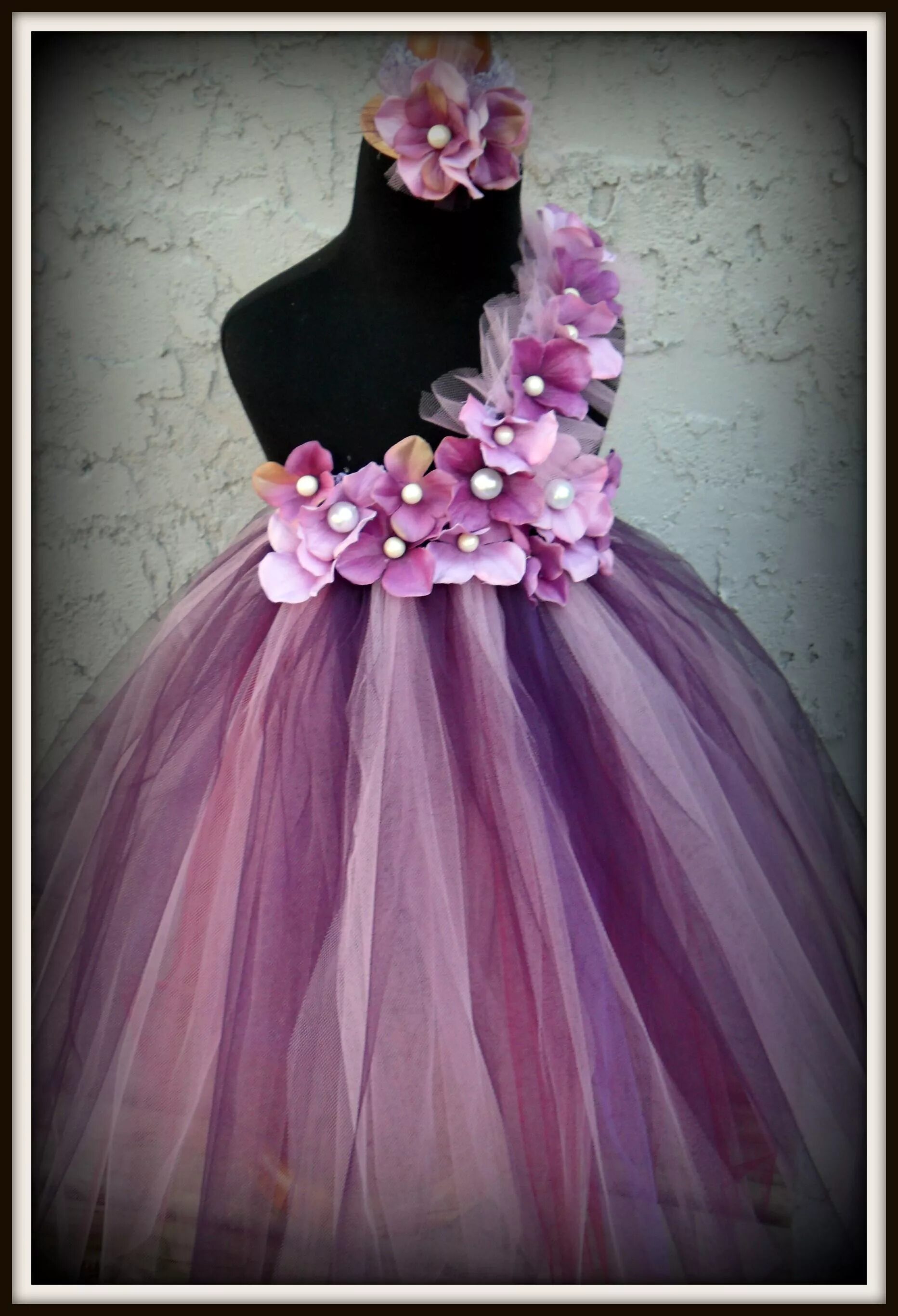 Украшения из фатина. Gkfnmt BP AFNBY. Фатиновое платье для девочки. Платье с фатином для девочки. Платье цветок для девочки.