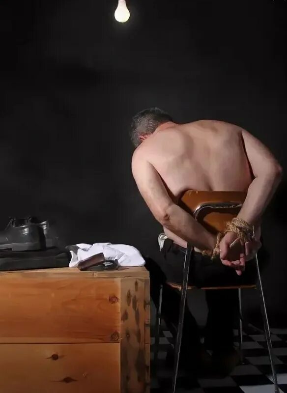 Мужчина приязан к постел. Девушка приковала мужика. Руки связаны. Мужчина в наручниках. Связанные мужчины.