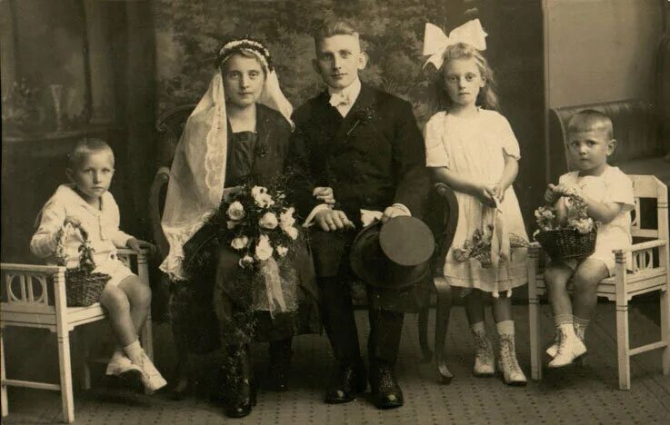 Старинные фотографии. Старые семейные снимки. Старинная семья. Семья в 20 веке.