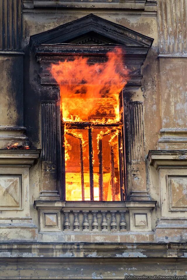Горящее окно. Дом с горящими окнами. Гарящие окно. Сгоревшее окно