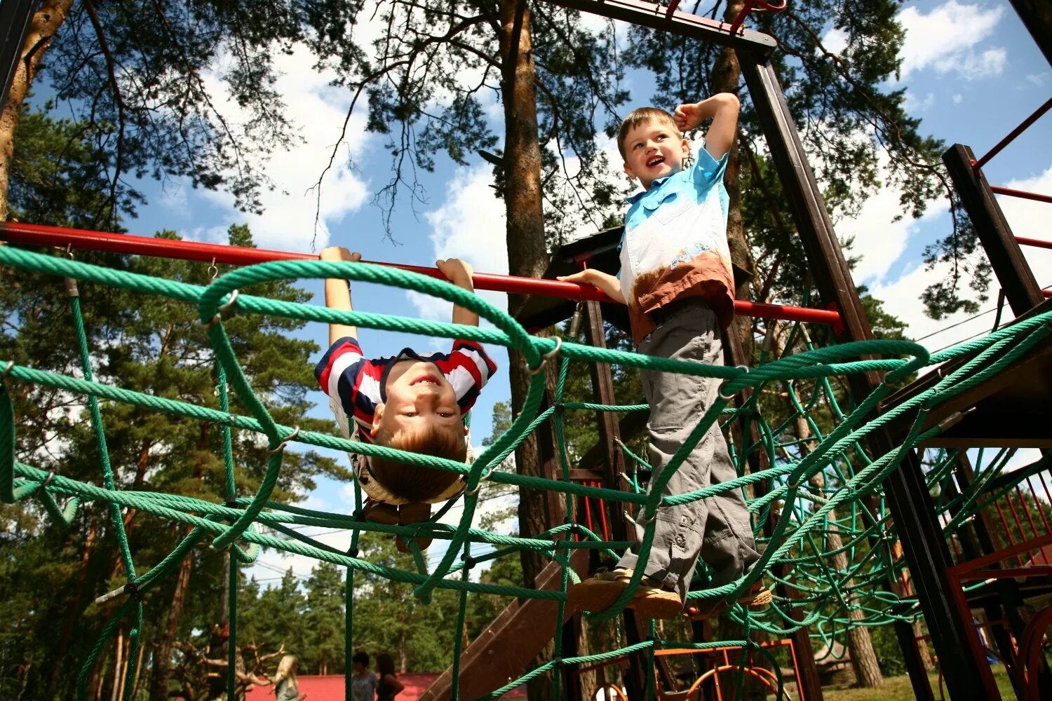 Российские развлечения. Дракино парк-отель детская площадка. Дракино веревочный парк. Дракино спортивно-развлекательный парк. Веревочный парк Джемете.