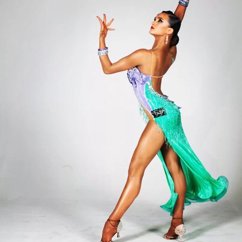 Танцовщица бальных танцев. Танцовщица бальных танцев. Василий толкачев танцор латины. Дарья крылова латинские танцы. Роман ковган бальные танцы.