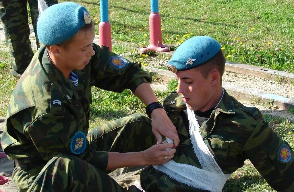 Оказание медицинской помощи военным. Военные врачи ВДВ России. Военный медик ВДВ. Медицинская служба ВДВ. Травматизм военнослужащих.