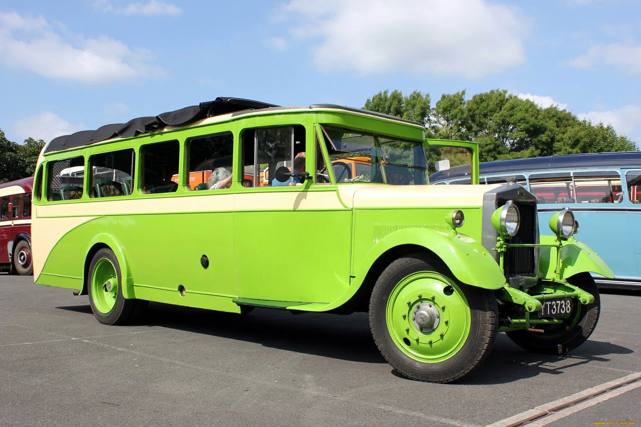 Автобус neoplan skyliner салон. Красивый автобус. Автобус mercedes-comil. Bus auto. Автобус и автомобиль.