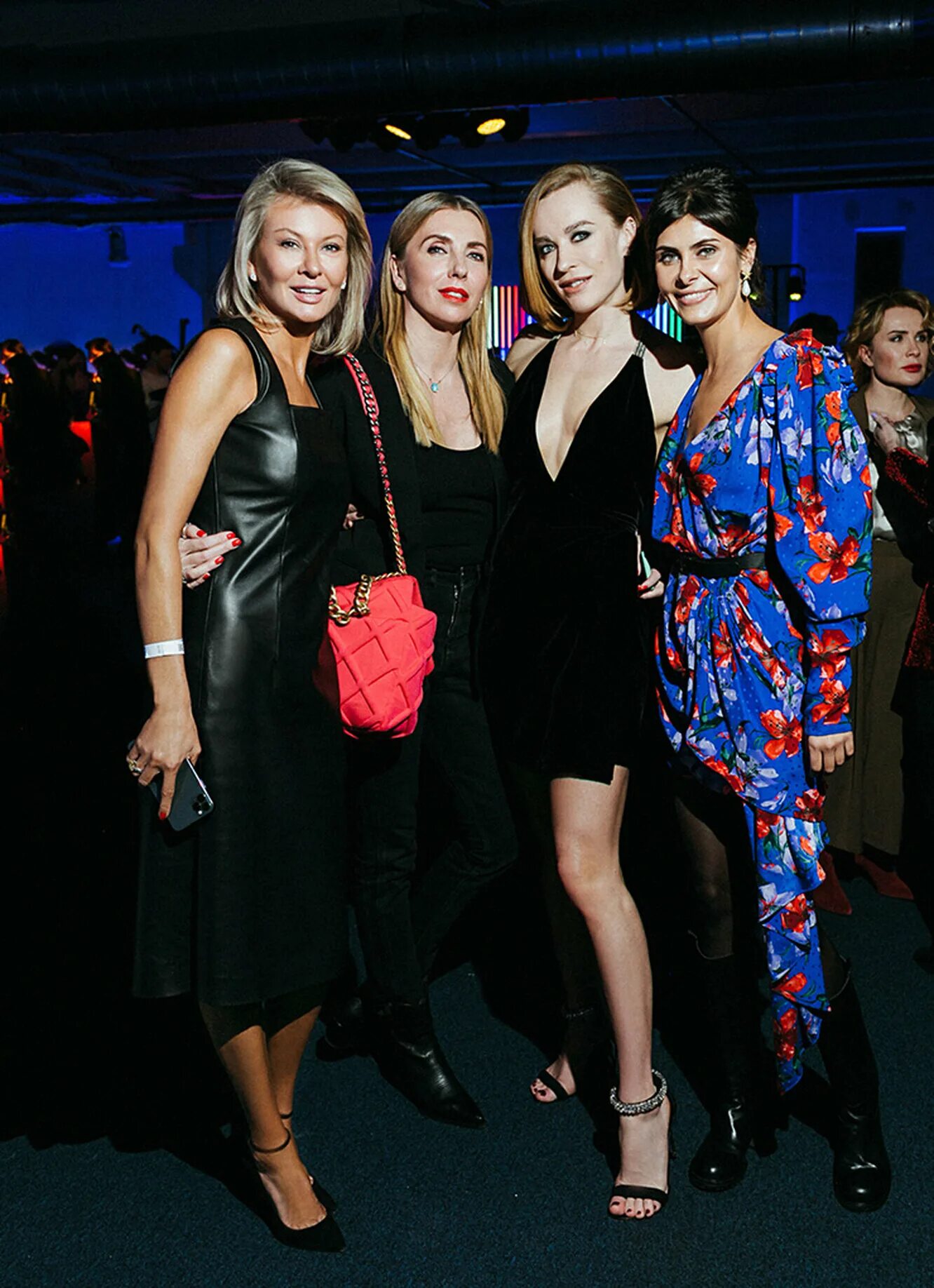 российские знаменитости на вечеринке. светские вечеринки знаменитостей. вечеринка с участием российских звезд. вечеринка в стиле известных людей. вечеринка с участием российских звезд.