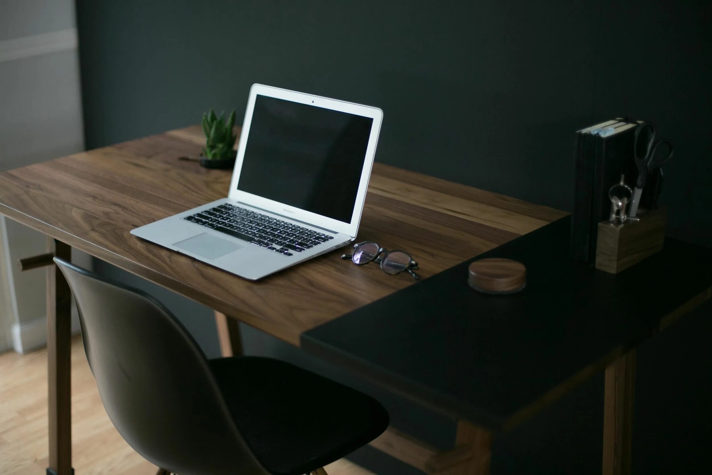 Table desk. Стол офисный. Стол для ноутбука. Столешница для офисного стола. Офисный стол в стиле Минимализм Apple.
