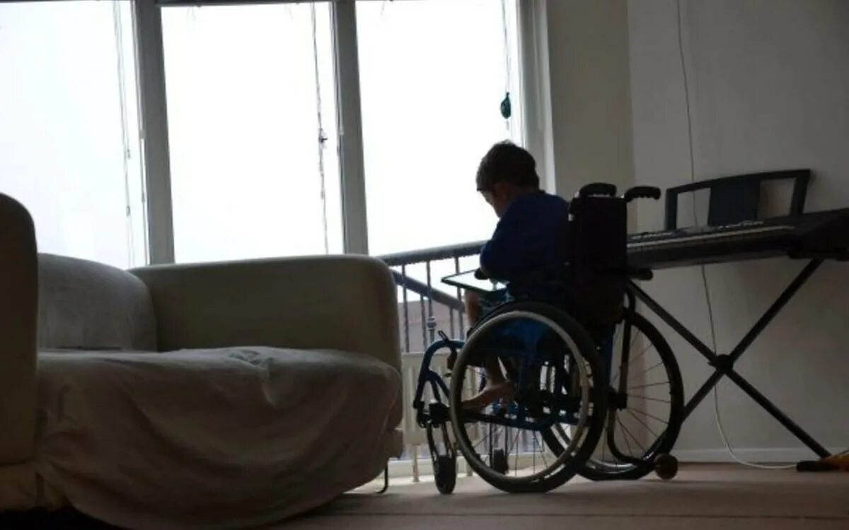 Одиночество инвалидов. Одинокий инвалид. Кресло для инвалидов. Грустный инвалид. Обидел инвалида