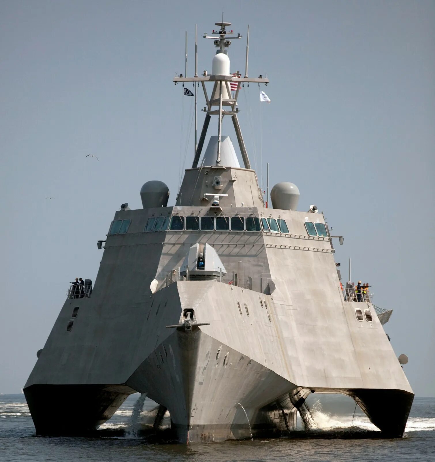 Usa ships. Тримаран USS Independence LCS-2. Боевой корабль LCS-2 Independence. Фрегат USS Independence (LCS-2). Корабль ВМС США USS LCS-2.