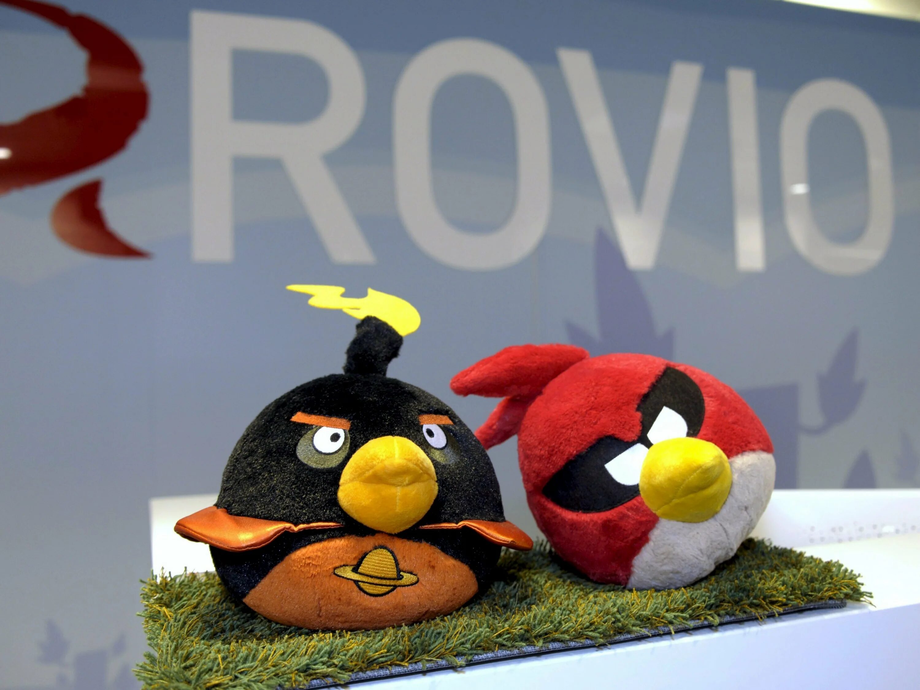 Angry birds store. Rovio злые птички. Angry Birds Ровио. Angry Birds игры Rovio. Игрушка Киндер Angry Birds Rovio.