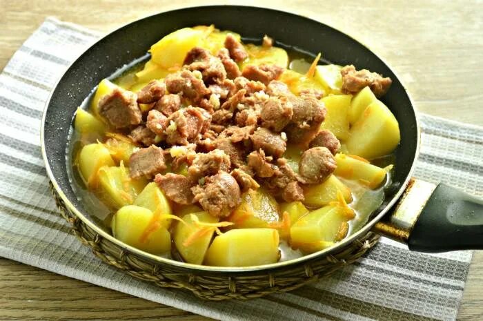 Тушеная картошка с мясом в сковороде рецепт. Тушеная картошка с тушенкой. Картошечка с тушенкой. Вареная картошка с тушенкой. Картошка с тушенкой на сковороде.