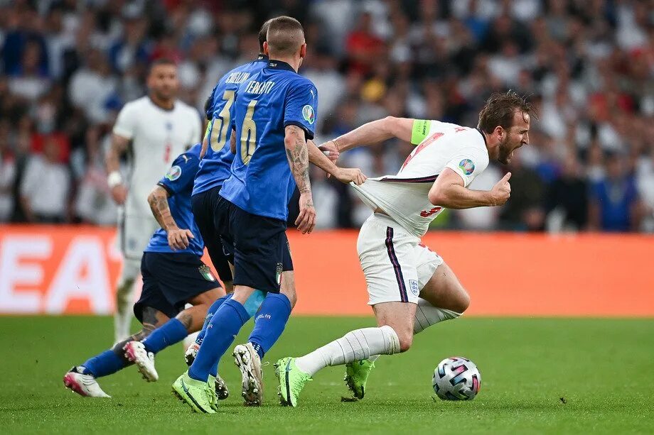 Футбол в великобритании. Англия против италии. Англия против италии. Italy win euro 2020. Футбол евро 2021 италия англия.