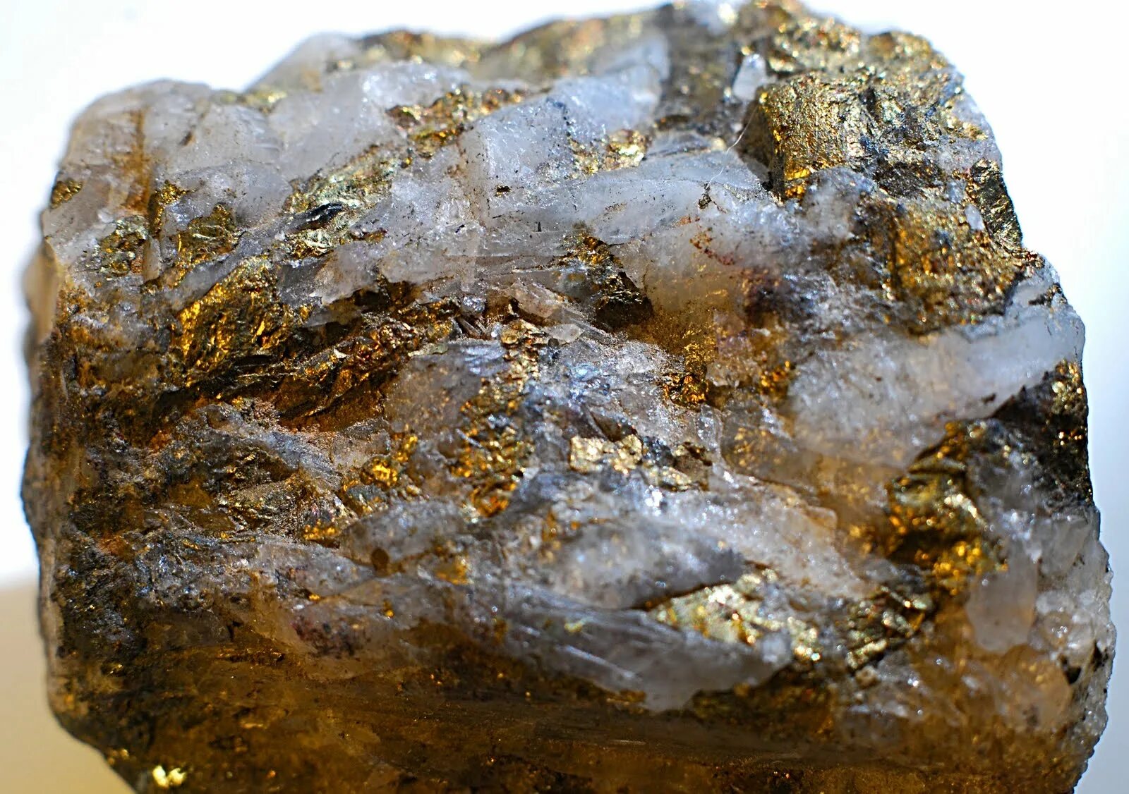 Золото это железо. Пирит самородок. Пирит кварц и золото. Минерал самородок кварц. Кварц-золото-сульфидная руда.