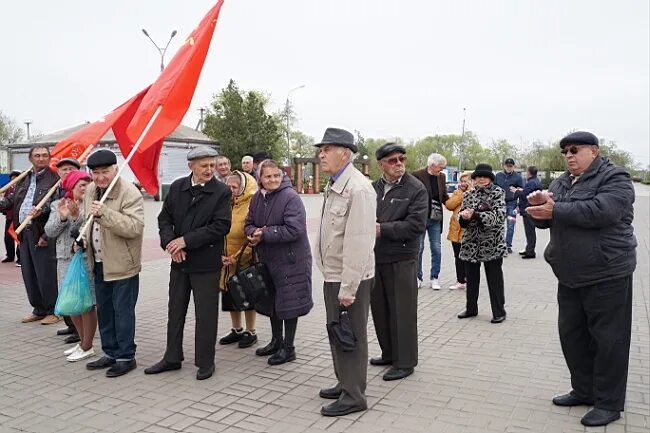 Зимовники новости. Зимовниковский район день поселка. Глава поселка Зимовники Ростовской области. Зимовниковское местное отделение КПРФ. Поселок Зимовники Кучер коммунист.