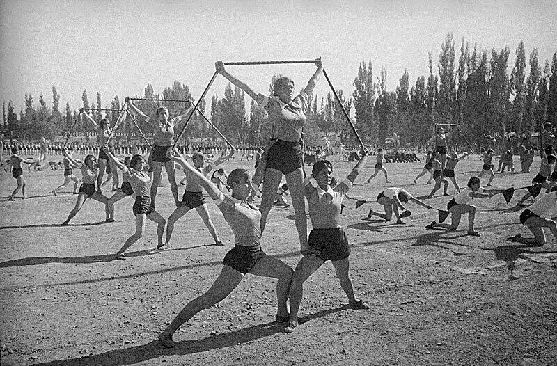 Спорт в послевоенное время. Бегуньи 1930е годы СССР. Спортсмен СССР 1930е. Спорт в 1920-е годы в СССР. Спорт в 1930 годы в СССР.