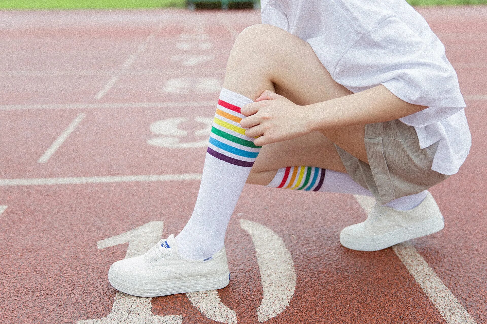 Красивые девушки в носках. Женские ноги в носках. Ножки в носочках. Девушки в длинных носках. Носочки на ножках.