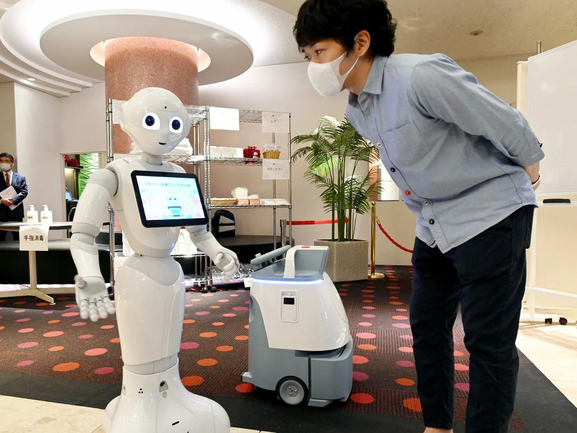 Робот Pepper SOFTBANK. SOFTBANK Robotics: SOFTBANK Robotics. Робот дворецкий Пеппер. Роботы-помощники.