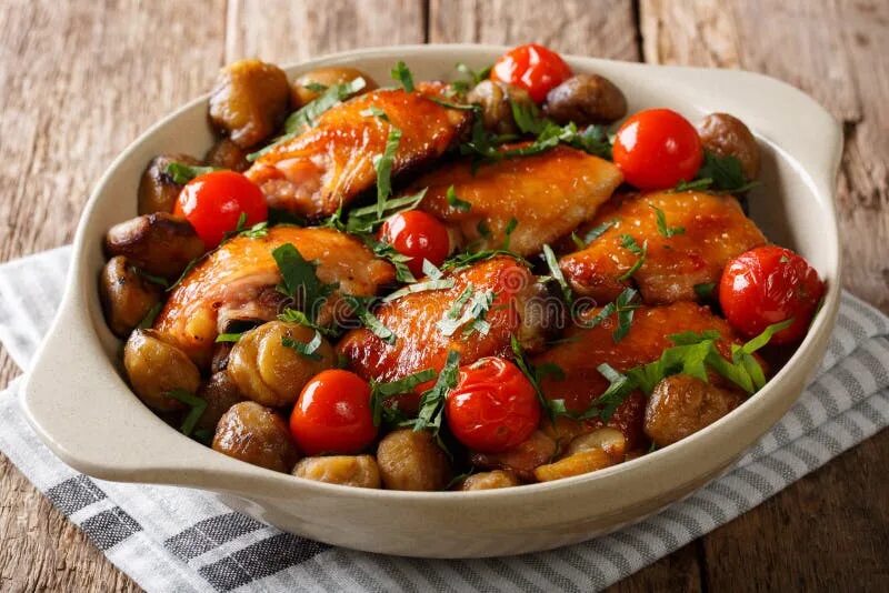 Курица с маслятами. Жареная курица с помидорами. курица с каштанами. жаркое из курицы с помидорами. жареная курица на сковороде с помидорами и луком.