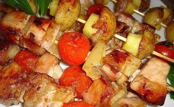 Шашлык из свинины в духовке сочная. Шашлык в духовке на шпажках из курицы с картошкой. куриный шашлык с картошкой в духовке. куриный шашлык на шпажках в духовке с картошкой. свинина на шпажках в духовке.