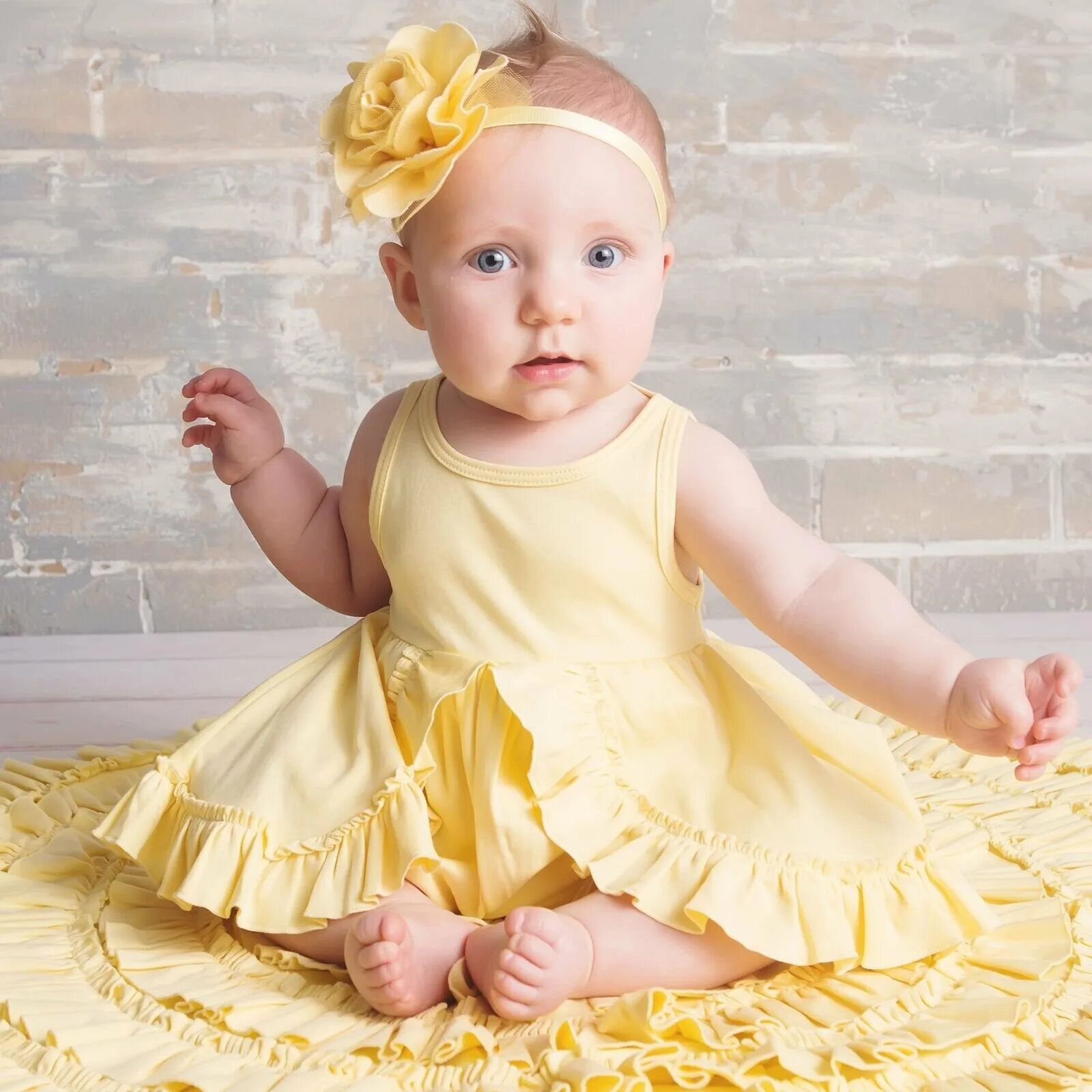 Baby and yellow. Платье желтое для новорожденной девочки. Младенец в желтом девочка. Малыш желтый. Беби в желтом.