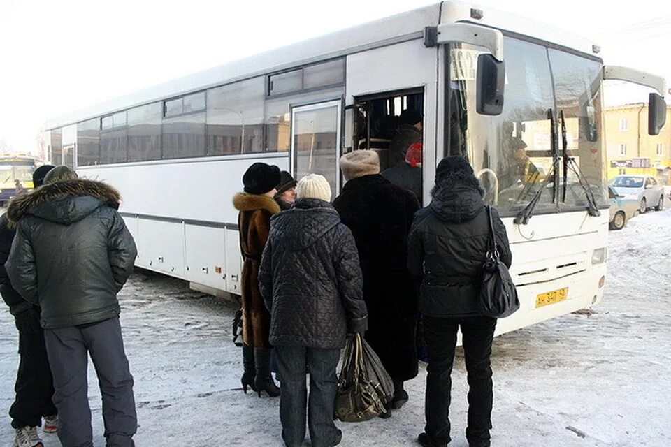 Автобус зима. Междугородние автобусы зимой. Автовокзал Кемерово зима. Автобус зимой в Кемерово. Пригородные автобусы ездят