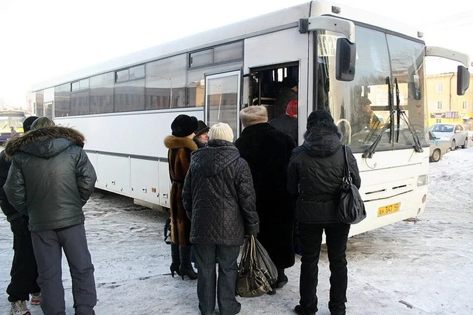 Зимой автобусы ходят. Кемерово автобус зимой. автобус кыштовка. междугородный автовокзал кемерово. междугородние автобусы кемерово.