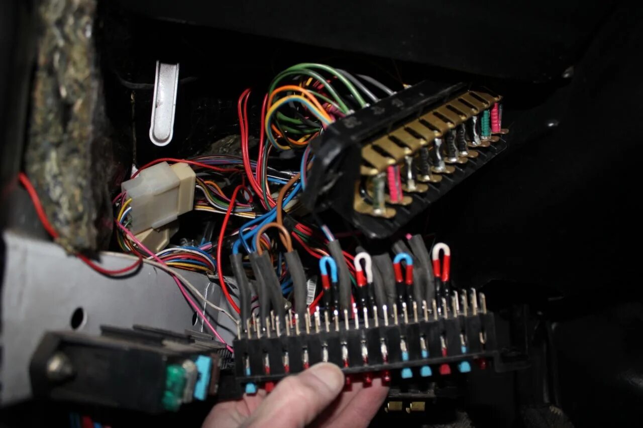 Предохранитель вентилятора нива урбан. Блок предохранителей нива 4х4. Блок предохранителей нива урбан 2021. Блок предохранителей нива 21214. Предохранитель вентилятора нива урбан.