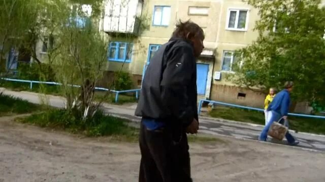 Бомж поет песню. Каменск Уральский бомжи поют группа название. Видео бомжиха поет песню опера.