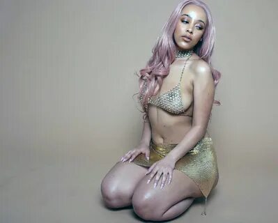 A musician named Doja Cat flaunts her saggy tits while promoting her album ...